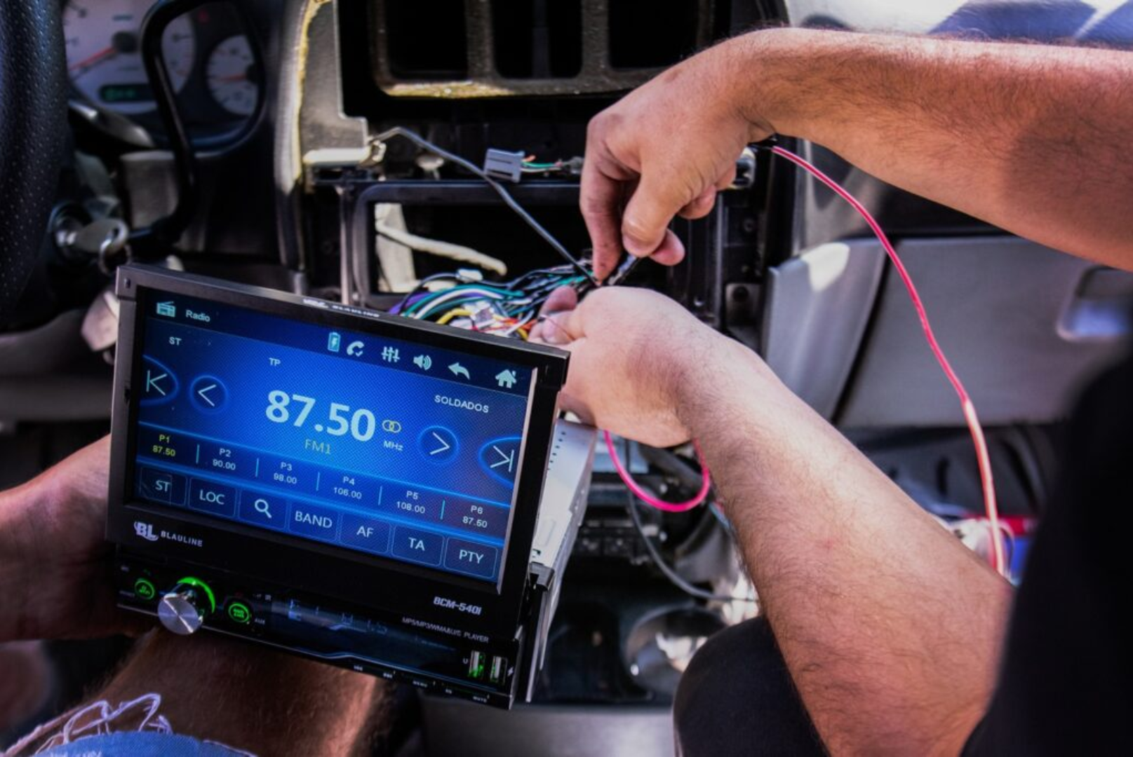 Reparación de Falla eléctrica en pantalla multimedia - CARXTREME